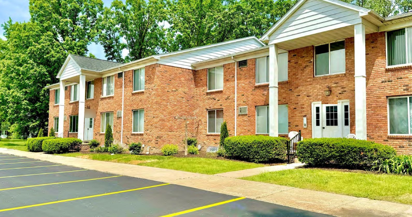 Brick garden apartment buildings in Oakland County, MI